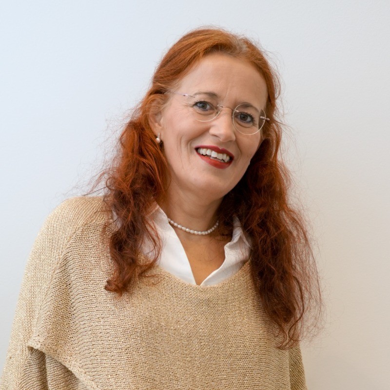 Dr. Neja Zupan